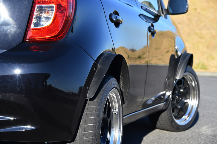 試作車に装着されていたオーバーフェンダー。市販車では全幅が1800mmにワイド化されるという。また、タイヤには205/45R16サイズの「ミシュラン・パイロットスポーツ3」が採用される。