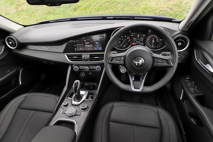 キャビンはアルファの名から想像するよりもずっと広々としている。「2.0ターボ スプリント」の場合はダッシュボードにヘアライン仕上げの樹脂パネルがあしらわれる。