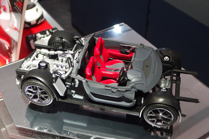 タミヤ「ホンダNSX」のシャシー。3.5リッターV6ツインターボエンジンなどパワートレインは精密に再現されている。