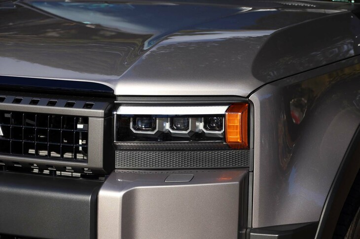 「ZX」に装備されるプロジェクター式3眼LEDヘッドランプ。純正アクセサリーで人気の丸目のLEDランプは、「VX」グレードでないと選べないので要注意。