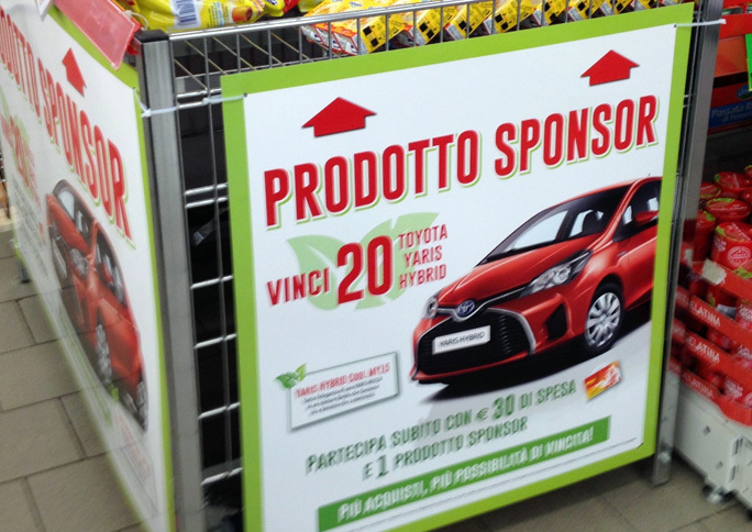 ドイツ系ディスカウントスーパー「ペニーマーケット」が以前展開していたもの。30ユーロの買い物＋対象商品1点の購入で、「トヨタ・ヤリス」（日本名「ヴィッツ」）のハイブリッド車が当たる、抽選の権利が獲得できる。賞品の数は20台。