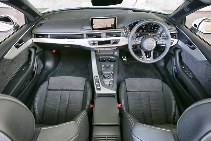 水平基調のデザインでまとめられたインストゥルメントパネル。表面には、3次元造形されたデコラティブパネルが装着されている。