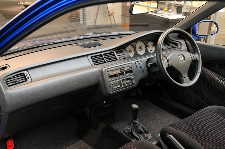 エクステリアと同じく、曲面を多用したスマートなデザインのインストゥルメントパネルまわり。当時のプレスリリースによると、5代目「シビック」は「スマートで行動的な若者をターゲット」にしていたという。