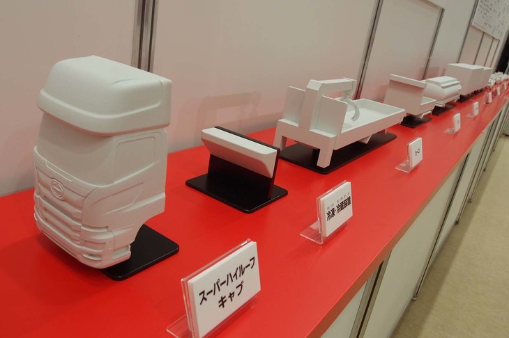 こちらは日野ブースで用いられる、さまざまなトラックのパーツ。同伴の大人も、思わず触って組み合わせてみたくなる!?