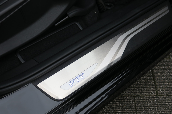 ホンダ・フィット e:HEV RS ホンダアクセス用品装着車（サイドステップガーニッシュ）