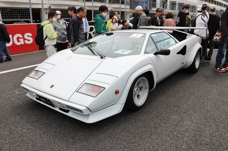 ここからは「スーパーグリッドウォーク」の展示車を紹介。スーパーカー少年の永遠の憧れである「ランボルギーニ・カウンタックLP5000S」。