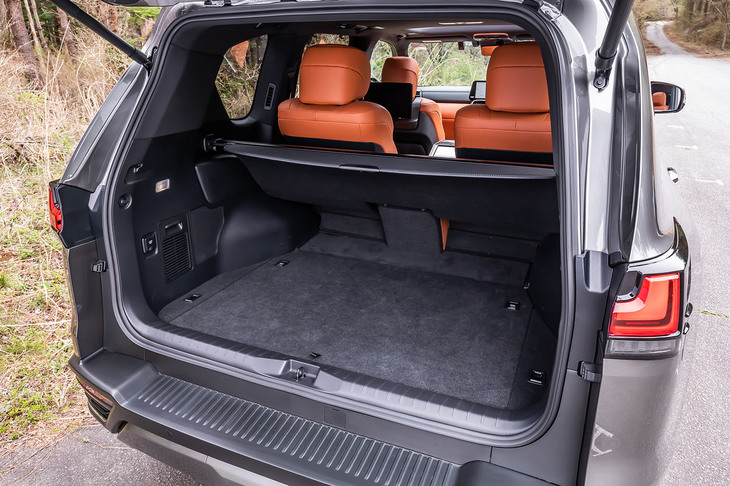 「LX600“エグゼクティブ”」の荷室容量は767リッター。ゴルフバッグ4個が収納可能になっている。同モデル専用設計のセパレーター付きのトノカバーが標準装備される。