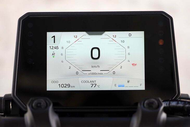 液晶ディスプレイはマイナーチェンジによって3.5インチから5インチに大型化。画面の左端に「AT／MTモード」のインジケーターが追加されている。