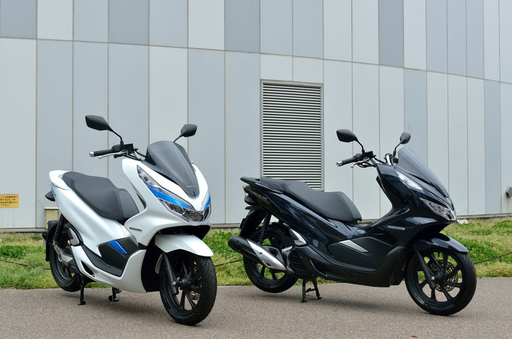 「PCX」シリーズには、電動仕様（写真左）とハイブリッド仕様（同右）もラインナップされる。電動仕様は2018年内に、ハイブリッド仕様は2018年夏に発売される予定。