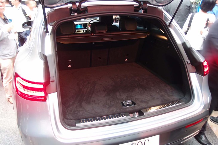 荷室の容量は、5人乗車時で500リッター。