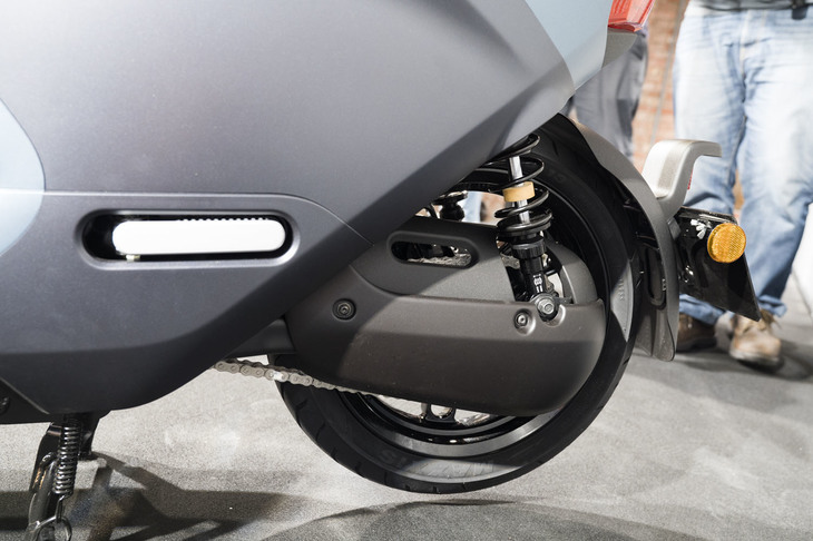 「Gogoro2」および「ヤマハEC-05」では、モーターをフレームマウントし、チェーンで後輪に駆動力を伝達する。リアホイールはスイングアームと2本のリアショックで支えられている。