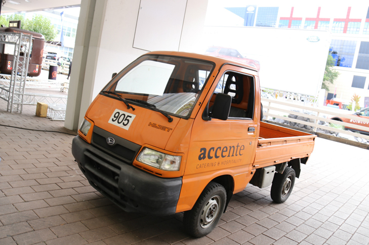 筆者が住むイタリアでは、「ダイハツ・ハイゼット」といえば、ピアッジオ社の姉妹車「ポーター」。だが今回、会場内のケータリング業者によって大量導入されていたのは、本物のハイゼットであった。