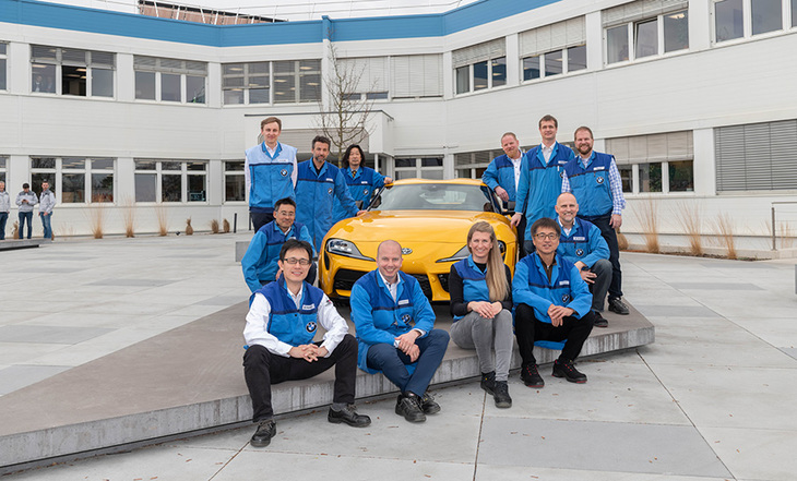 「トヨタGRスープラ」の開発関係者。グラーツ工場にて。