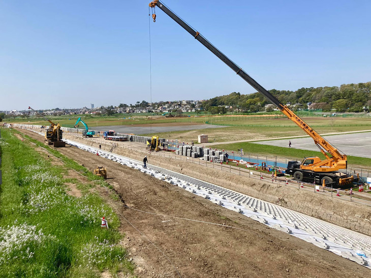 2022年4月、観客席が撤去された河川敷に新たな堤防を築いている最中。