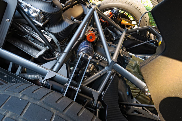 パガーニ・ウアイラ ロードスターBC（ベルクランク式インボードリアサスペンション）