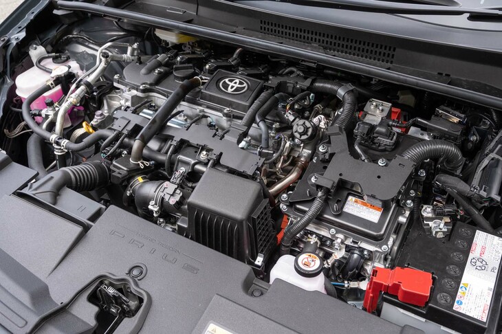 飾り気のないエンジンルームだが、写真右手前側に補機バッテリーが置かれていることに注意されたい。