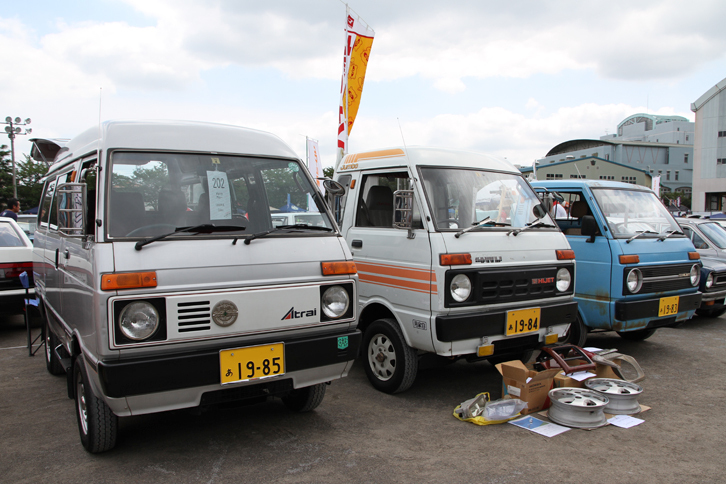 右から1983年「ハイゼット・トラック」、84年「ハイゼット・ジャンボ」、85年「アトレー」という、6代目「ダイハツ・ハイゼット」のトリオ。550cc規格時代の軽トラック／バンである。