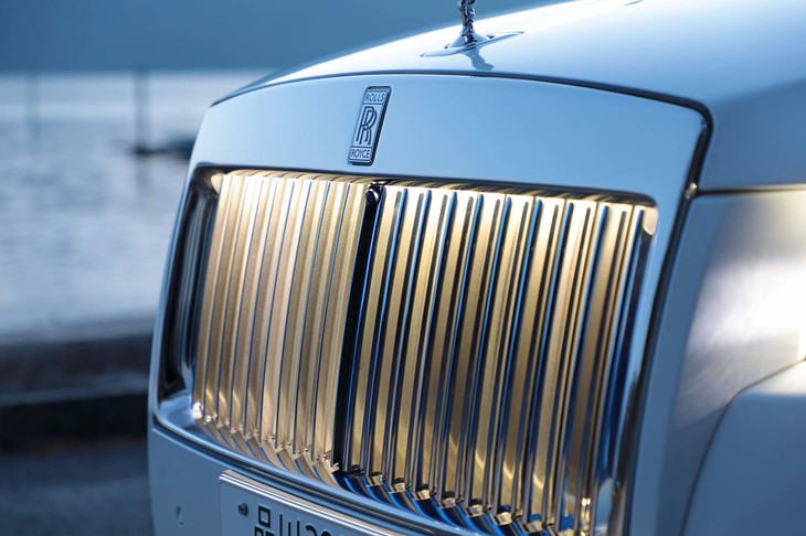 神殿を思わせる形状のグリルは20個のLEDでライトアップされ、荘厳なイメージを醸し出す。