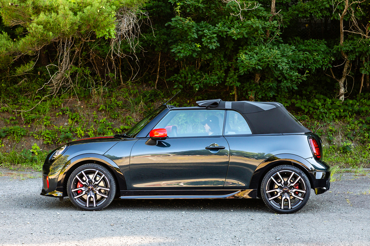 ソフトトップは全開／全閉だけでなく、前席の頭上を40cmだけ開けるサンルーフモードも搭載する。