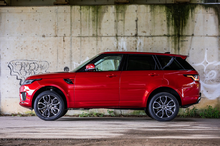 電子制御エアサスペンションを作動させ、車高を最も上げた様子。最大渡河水深は850mmで、今回の試乗車には、走行中の車体に対する水の高さと最大渡河水深をリアルタイムでタッチスクリーンに表示する「ウェイドセンシング」がオプション装備されていた。