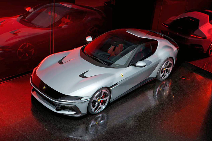 2024年5月3日に世界初公開された、フェラーリの新型車「12チリンドリ」。車名のとおり、フロントにはフェラーリ自慢の12気筒エンジンが搭載されている。