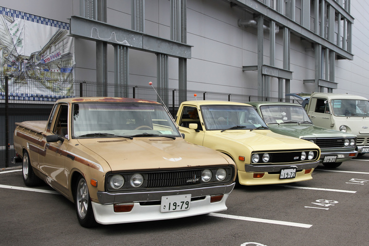 1972年に登場した620型「ダットサン・トラック」が3台並んでいると思いきや、3台目に違和感が……。