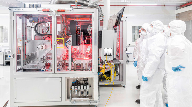 パイロットラインの稼働状態を見守るCoEのスタッフ。コイル材の切断や電極シートの積層など、各工程は高度に自動化されている。