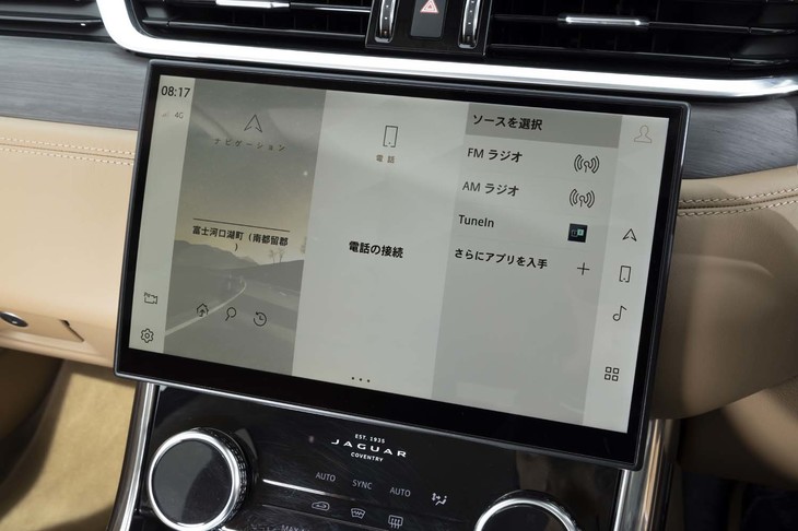 センターコンソールには11.4インチのタッチスクリーンを装備。画面が凸型に湾曲している（上下両端に対して中央部がせり出している）のも特徴。