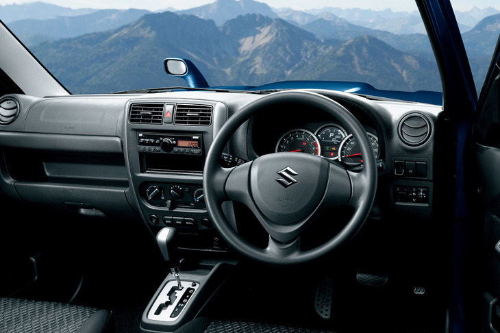 先代最終型の「ジムニーXC」のインストゥルメントパネルまわり。これでも初期のものと比べればモダンになったほうだが、新型と比べるとやっぱり時代を感じる。