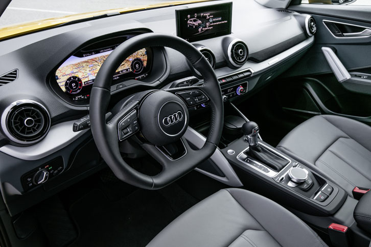 コックピットの様子。インストゥルメントパネルは運転席側に向けて角度がつけられている。メーターパネル全体にカーナビのマップが表示できる「バーチャルコックピット」やヘッドアップディスプレイも用意される。