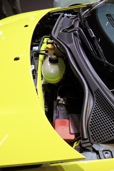 フロントに収納スペースはなく、バッテリーやウィンドウウオッシャー液のタンクなどが設置されているのみ。