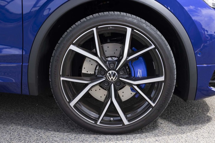 タイヤ＆ホイールは迫力の21インチ。試乗車はハンコックのハイパフォーマンスSUV向けタイヤ「ヴェンタスS1 evo3 SUV」を履いていた。