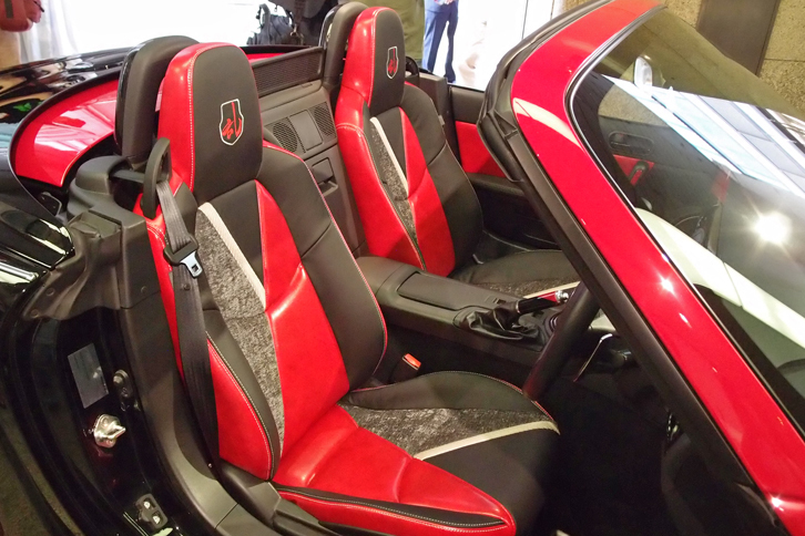 異なる色と素材を組み合わせて仕立てられた、「片身替」と呼ばれるシート。ヘッドレストには「乱」のロゴが添えられる。