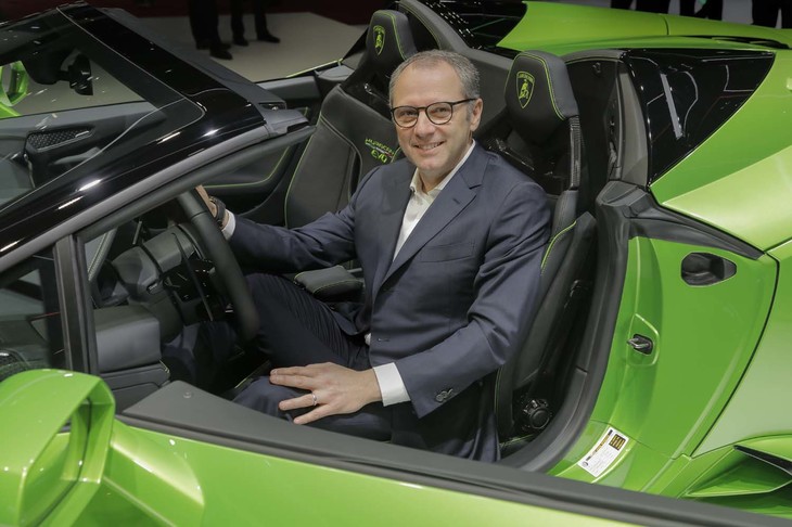 ジュネーブモーターショーの自社ブースで2台のオープンモデルを紹介した、アウトモビリ・ランボルギーニのステファノ・ドメニカリCEO。