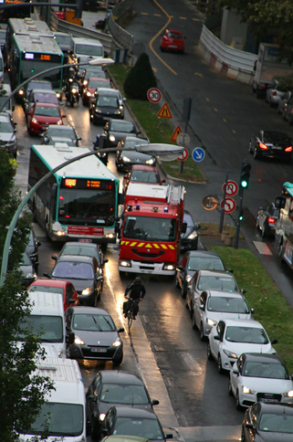 ……と思ったら、実際、消防車の出動シーンに遭遇。路線バスに道を譲ってもらえたかと思えば、割り込んでくる自転車もあり……。