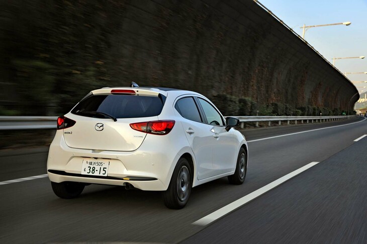 「マツダ2 15 BD」の価格は164万7800円。軽自動車でも200万円超えのモデルが登場している今日、この価格でこんなクルマが買えるというのだからありがたい。