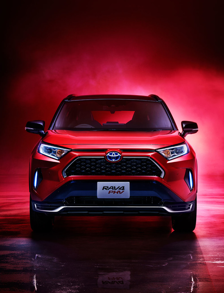 「RAV4 PHV」のカタログ写真。赤がベースのカラーリングからは、エコカーとしての訴求は感じ取れない。
