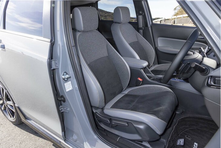 シート表皮はウルトラスエードとプライムスムースの組み合わせ。ご覧のとおりクラスの壁を超えた立派な厚みの背もたれが備わっている。