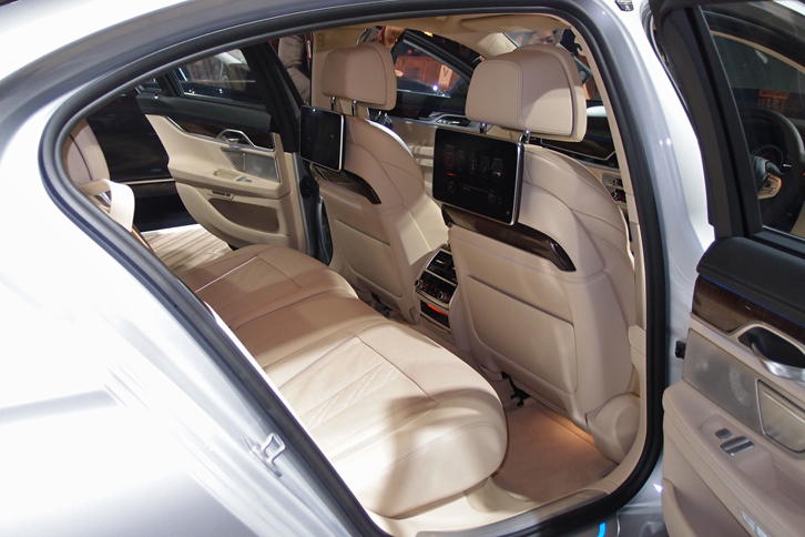 後席には、シートヒーターやマッサージ機能が標準で備わる。