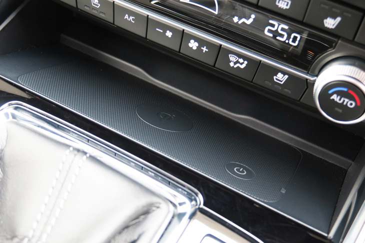 マツダCX-8 XDエクスクルーシブモード（ワイヤレスチャージャー）