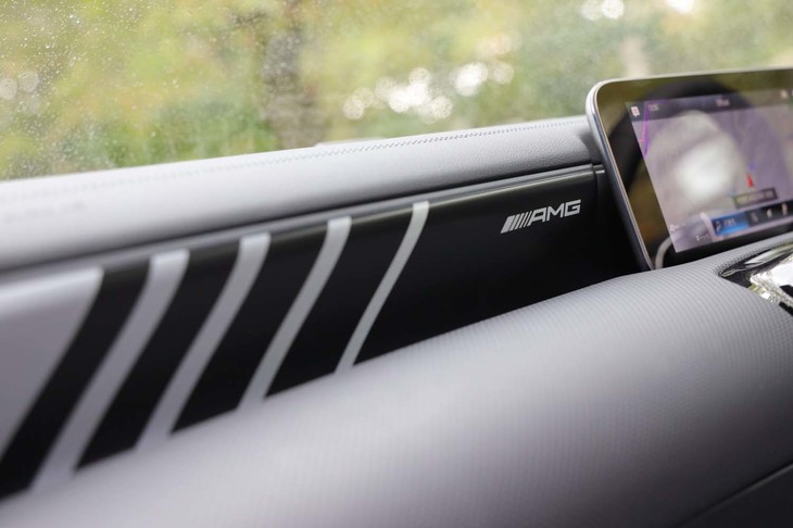 「AMG A35 4MATICエディション1」のダッシュボードには、同モデル専用となるアルミニウムシルバー／ブラックのストライプが入る。