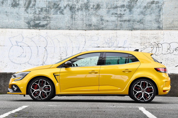 【ルノー・メガーヌ ルノースポール トロフィーEDC】
	ボディーサイズ：全長×全幅×全高＝4410×1875×1465mm／ホイールベース：2670mm／車重：1400kg／駆動方式：FF／エンジン：1.8リッター直4 DOHC 16バルブ ターボ／トランスミッション：6段AT／最高出力：300PS（221kW）/6000rpm／最大トルク：420N・m（42.8kgf・m）/3200rpm／タイヤ：（前）245/35R19 93Y／（後）245/35R19 93Y（ブリヂストン・ポテンザS001）／燃費：11.8km/リッター（WLTCモード）／価格：504万円
	
	【取材時の燃費データ】
	テスト距離：--km（市街地3：高速道路5：山岳路2）／使用燃料：--リッター（ハイオクガソリン）／参考燃費：--km/リッター