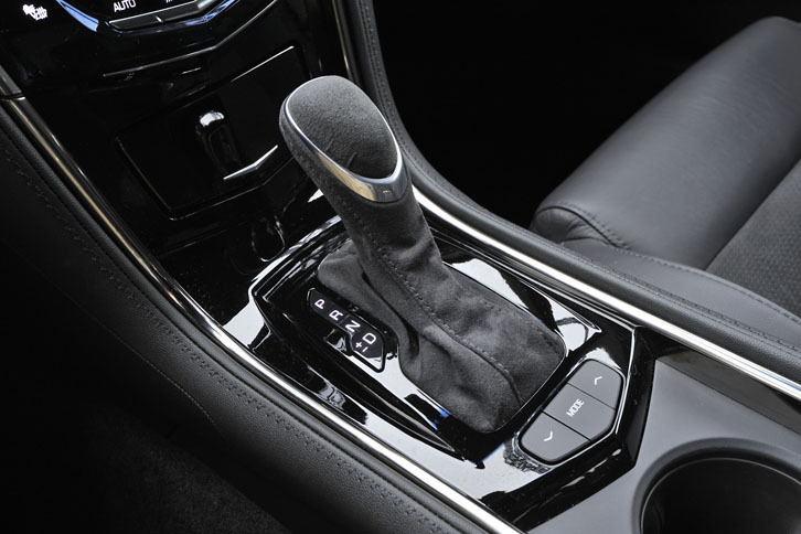 トランスミッションは8段AT。シフトセレクターはステアリングホイールとともにスエード巻き。
