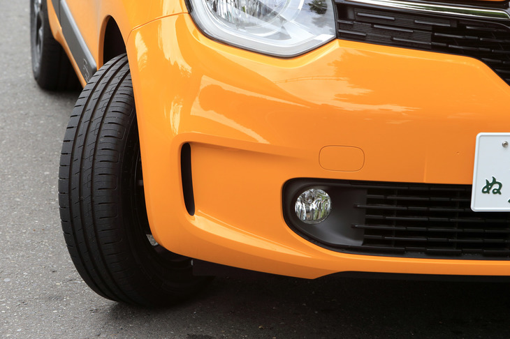 大きなフロントタイヤの切れ角に注目。フロントにエンジンを搭載しない「トゥインゴ」ならではの特徴で、ライバルより小さな4.3mという最小回転半径を実現している。