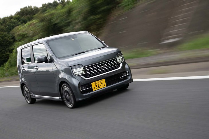 テスト車のボディーカラーは「カスタム」専用の「シャイニンググレーメタリック」。カスタムには単色7色、ツートン4タイプの全11種類をラインナップする。