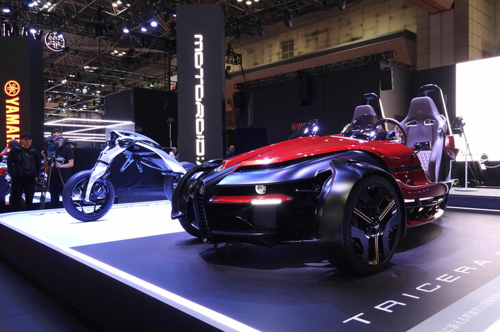 ヤマハ発動機の展示ブースより「TRICERA proto（トライセラ プロト）」（写真向かって右）と「MOTOROiD：Λ（モトロイド：ラムダ）」（同左）。