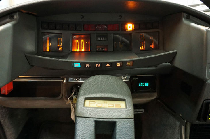 「シトロエンCXパラス」のコックピット。ボビンメーターが中央に収まる。