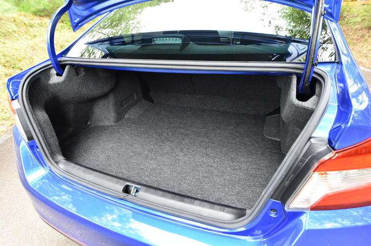 トランクルームは一見するとベース車と同じのようだが、軽量化のため床下に搭載されていたスペアタイヤは廃止され、スペアタイヤパン内のメルシートも剥がされている。