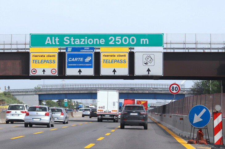 高速道路の料金所前の標識。テレパス専用レーンが明示されている。2022年撮影。