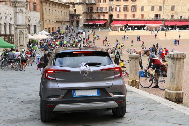 結婚式に向かう「ルノー・キャプチャー」がブロックされてしまった。最終的に花嫁は下車し、徒歩で会場の市役所へと赴いた。